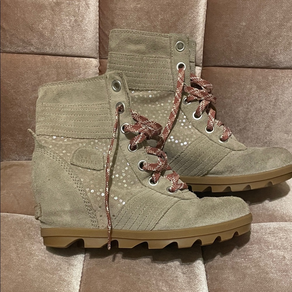 Sorel Women's Tan Combat Boots with Patterned Red Laces - Picture 3 of 3